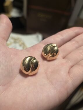 Elegant 14k Gold Stud Earrings 3.5 grams